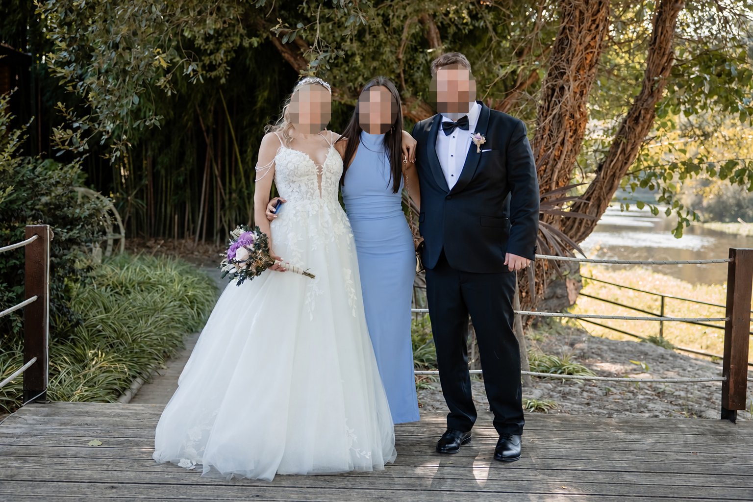 Hochzeitsfoto von Iris und Javi mit vollständig sichtbarem Kleid und drei verpixelten Gesichtern